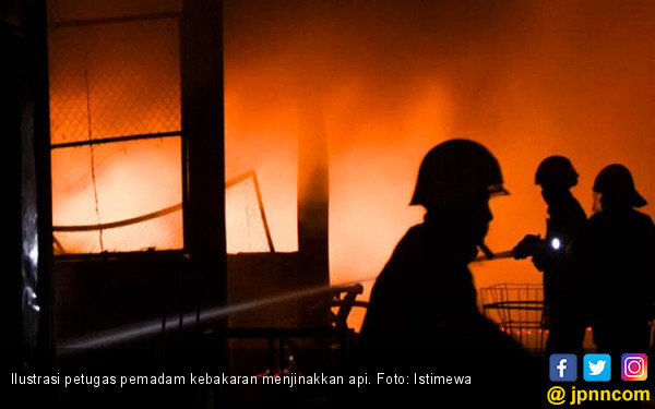 Petasan Membakar Gudang Barang Bekas Mobil Dan Warung Di Palembang