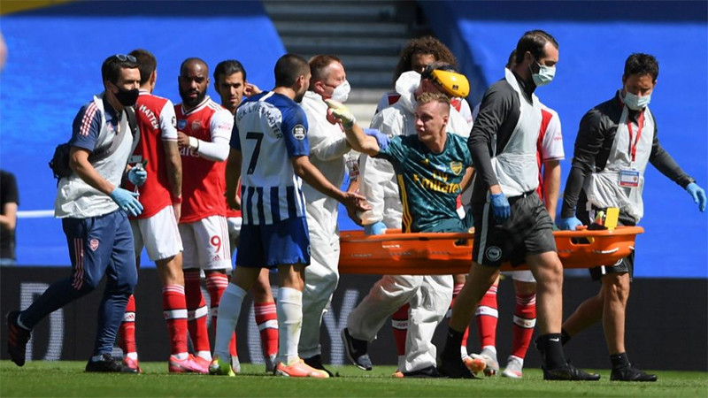 Di Atas Tandu, Kiper Arsenal Menunjuk Seseorang dengan Penuh Kebencian - JPNN.com