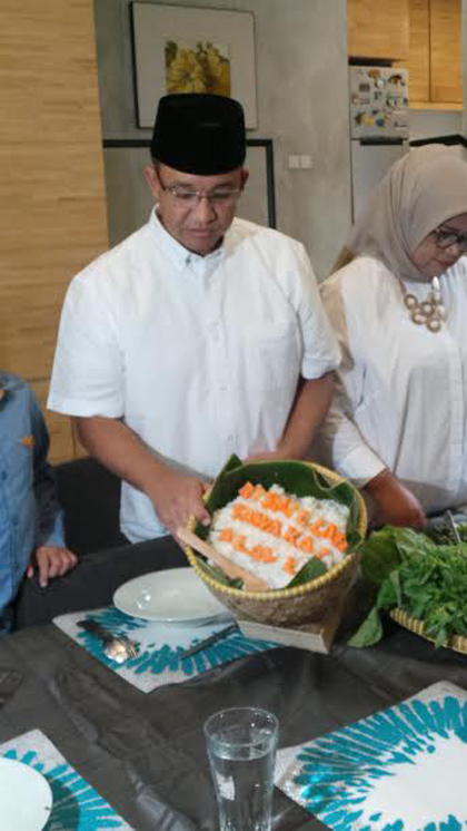 Anies Sarapan Dengan Nasi Uduk Bertuliskan Bismillah Tawakal Alallah