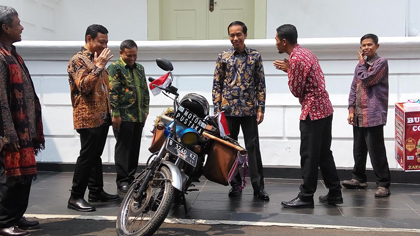 Senangnya Pemuda Ini Saat Pak Jokowi Berkenan Naik Motor Miliknya