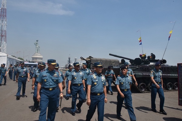 Asyik, Masyarakat Menumpangi Tank Tempur TNI