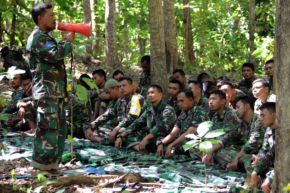 Subhanallah, Prajurit TNI Salat Jumat di Hutan Banjir Pujian