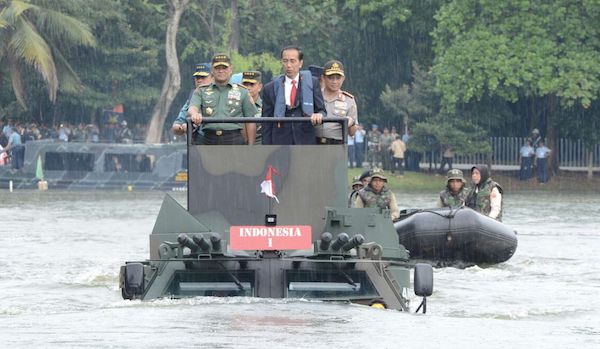 Inilah Sosok 2 Srikandi TNI Pembawa Jokowi Masuk Danau