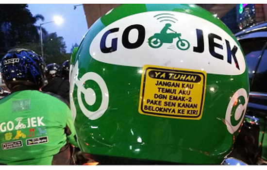 4 Stiker di Helm Ojek Online Ini Jleb dan Eaaa Banget