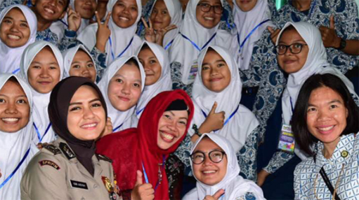 Sederet Foto Berhijab Polwan Cantik Bripda Ismi, Termasuk Bareng Kaesang