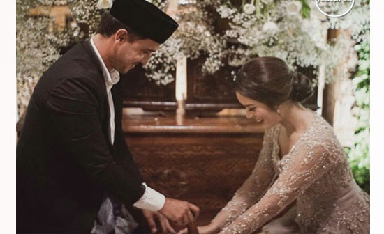 Jangan Baper Lihat Foto Hamish dan Raisa di Prosesi Adat Ini