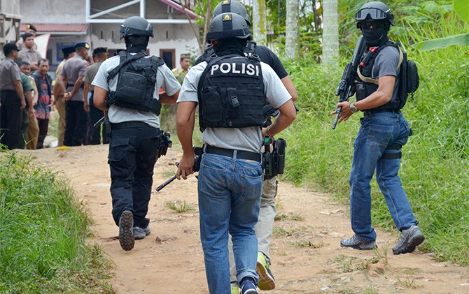 Densus 88 Antiteror Bekuk Terduga Teroris di Kampung Bugis