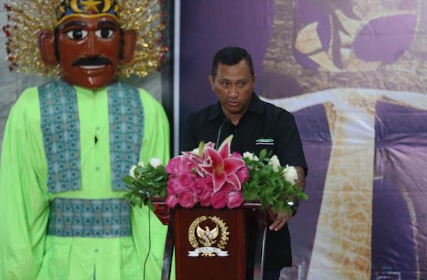 Ketua DPR Tinjau Pameran 100 Foto Warna-warni Parlemen