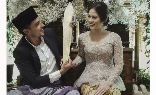 Jangan Baper Lihat Foto Hamish dan Raisa di Prosesi Adat Ini