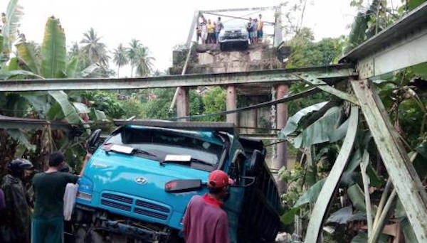 Jembatan Ambruk di Padangpariaman, 5 Orang Terluka, Sejumlah Kendaraan Terjebak