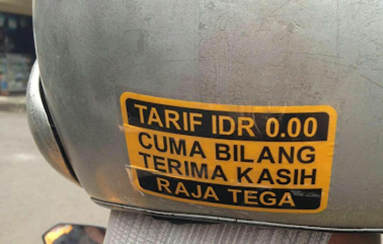 4 Stiker di Helm Ojek Online Ini Jleb dan Eaaa Banget