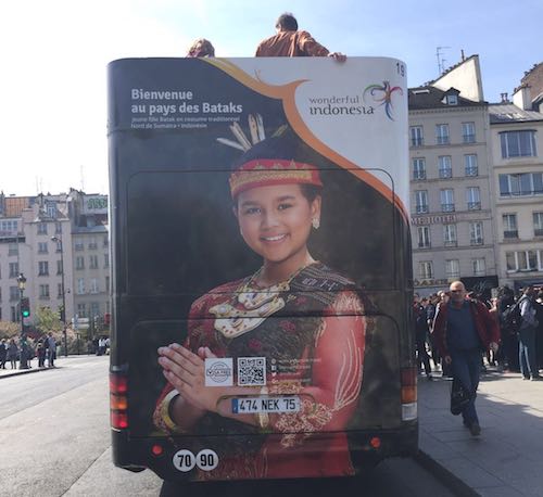 Komodo dan Gadis Bali Blusukan di Jalanan Utama Paris