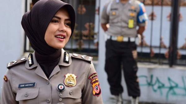 Sederet Foto Berhijab Polwan Cantik Bripda Ismi, Termasuk Bareng Kaesang