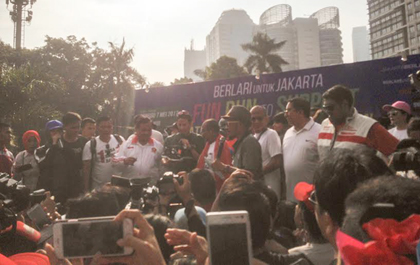 Pejalan Kaki Madiun-Jakarta Dapat Sepatu OK OCE dari Sandi