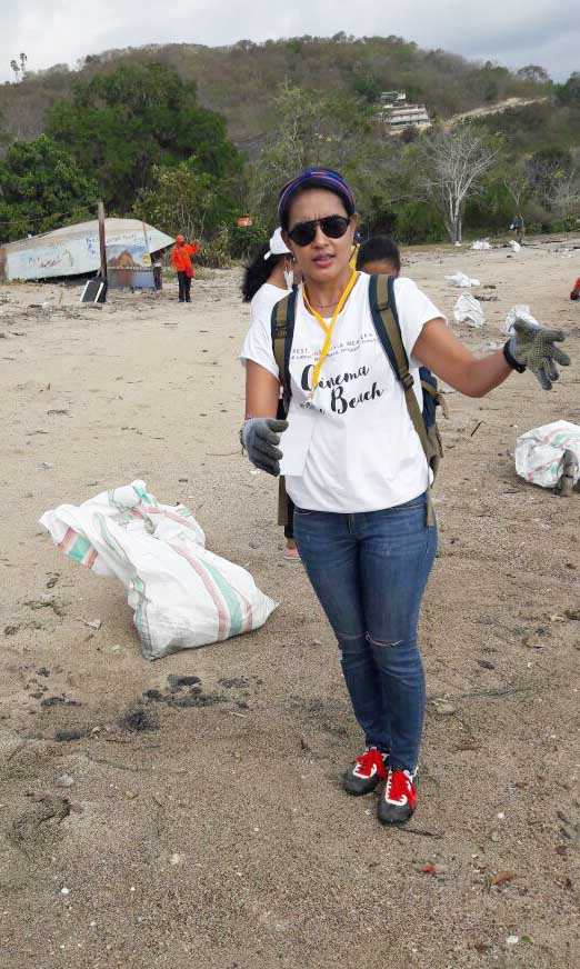 Lola Amaria Ajak Masyarakat Labuan Bajo Bersihkan Sampah di Pinggir Pantai