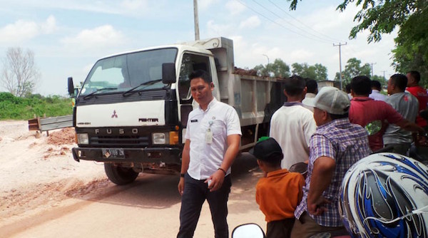 Lihat, Puluhan Warga Hadang Truk Pengangkut Tanah