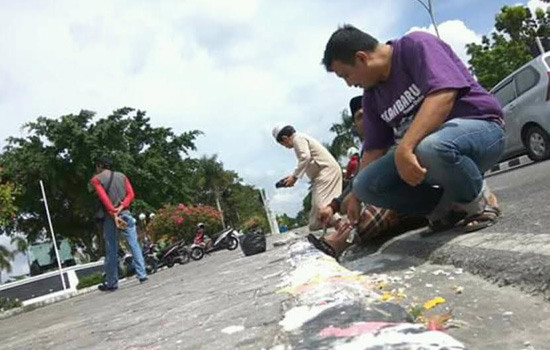 Subhanallah, FPI Bersihkan Lilin Sisa Aksi Pendukung Ahok