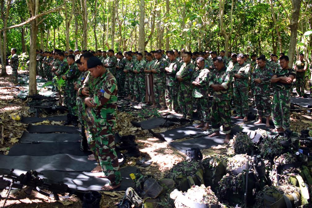 Subhanallah, Prajurit TNI Salat Jumat di Hutan Banjir Pujian