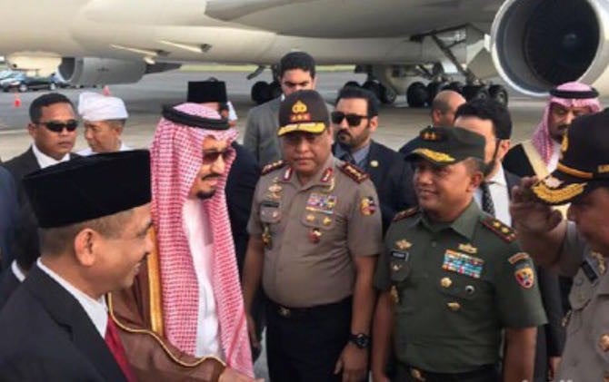 Raja Salman Lambaikan Tangan ke Warga Bali