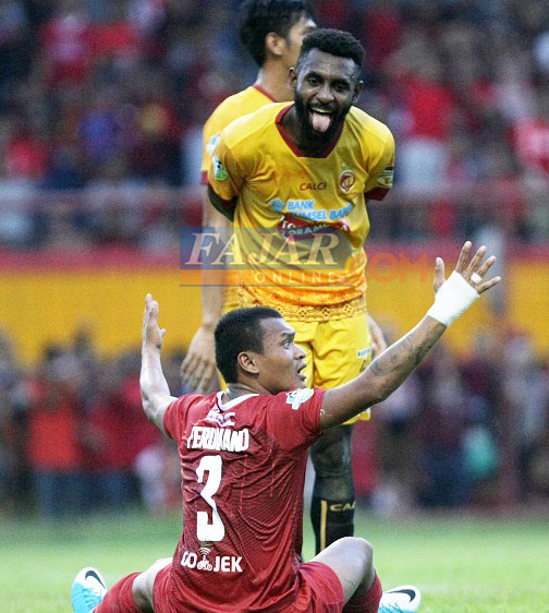 Laga Panas PSM vs Sriwijaya FC, Basna Julurkan Lidah ke Ferdinand