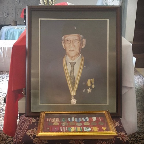 Personel TNI AD Antar Ayah Paramitha Rusady ke Pemakaman