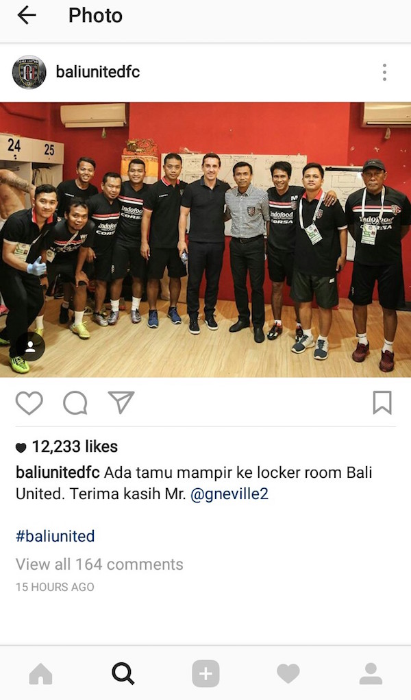 Gary Neville Sambangi Ruang Ganti Bali United, Nih Fotonya...