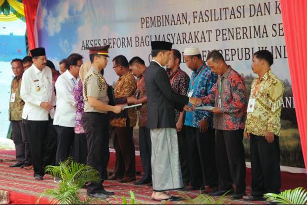 Jokowi Serahkan 1.158 Sertifikat Tanah di Madina