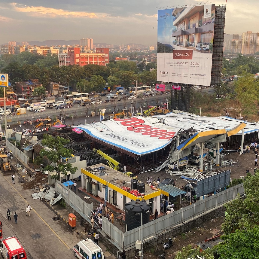 Dunia Hari Ini: Empat Warga India Tewas Tertimpa Papan Reklame - JPNN.com