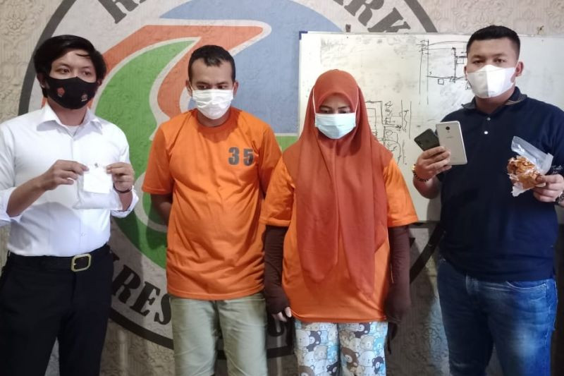 Petugas Polres Labuhanbatu mengamankan dua orang pengedar narkotika SA dan RF (pakai baju oranye). (ANTARA/HO)