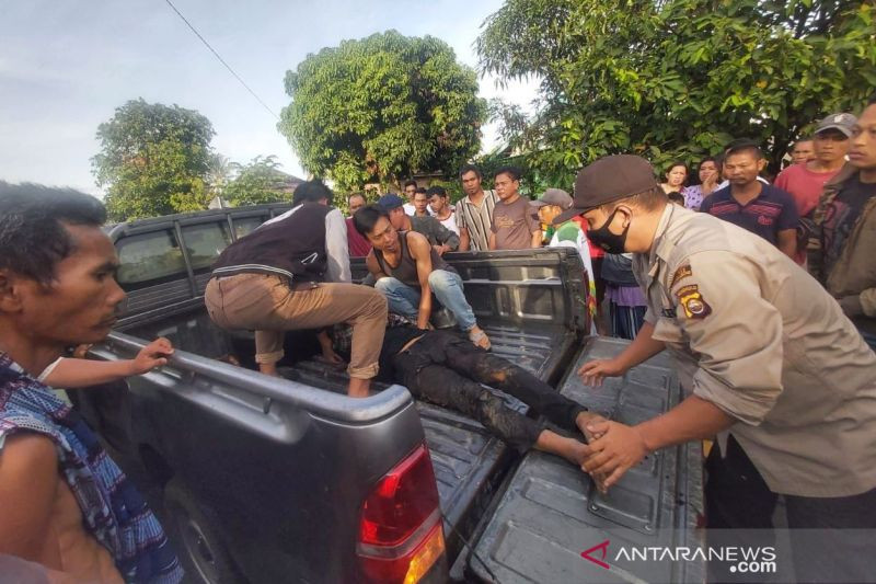 Petugas Polsek Padang Ulak Tanding mengevakuasi jenazah Gandi Wiranda. Foto: ANTARA/HO-dok.Polsek Padang Ulak Tanding