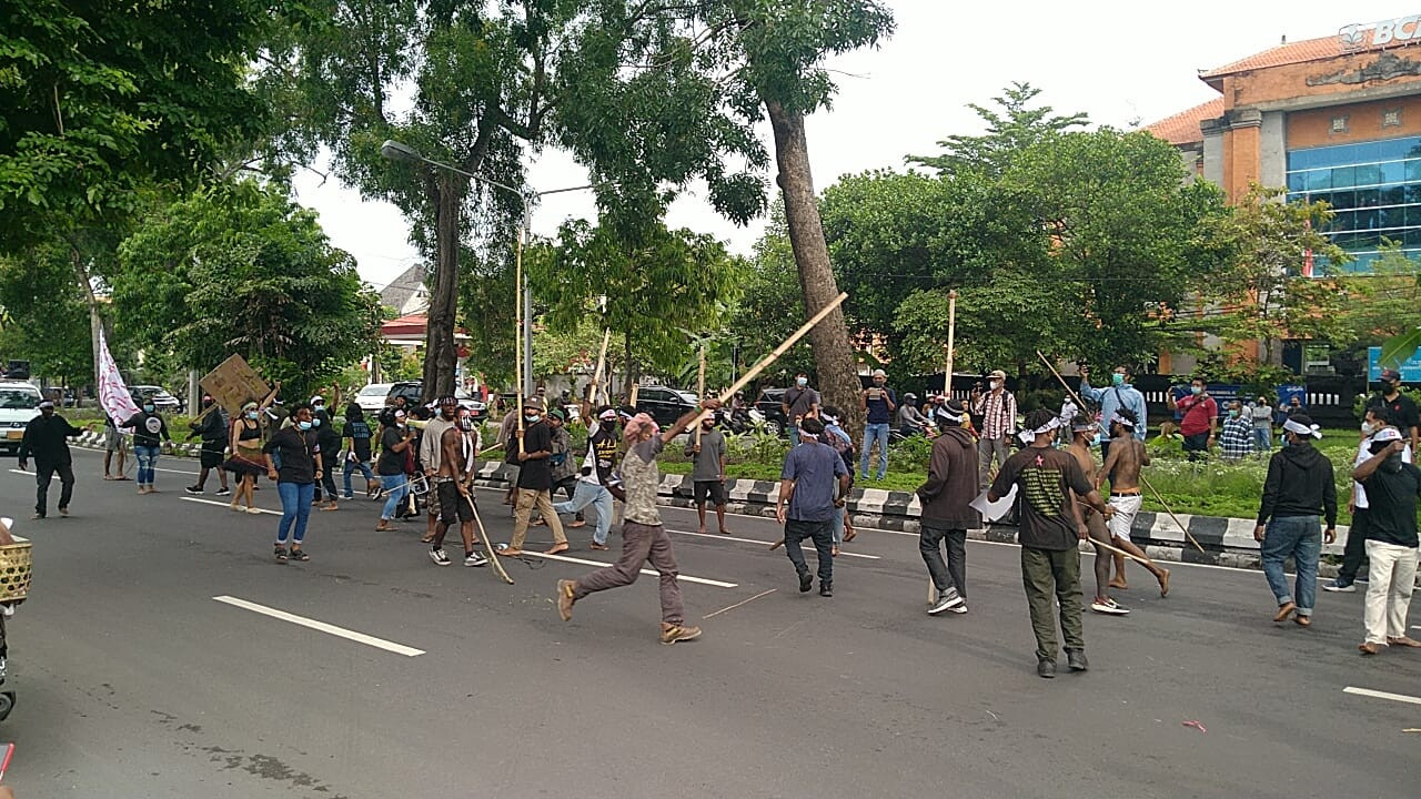 Tuntut Kemerdekaan Papua, Massa AMP Diadang 2 Ormas Bali, Bentrok