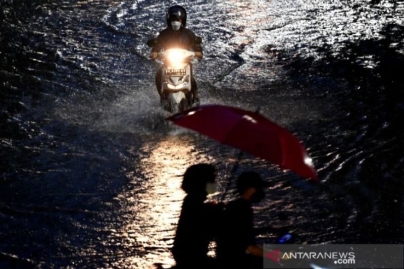 Hujan Deras dan Angin Kencang Selasa Siang, 10 RT di DKI Jakarta Tergenang - JPNN.com
