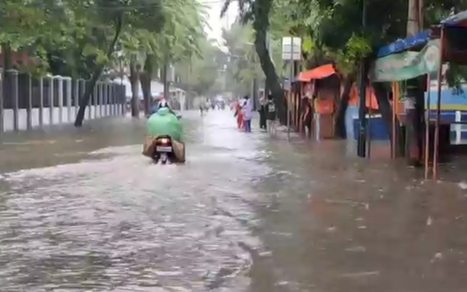Banjir Menggenang Jalan di Pulogadung, Lihat Fotonya - JPNN.com