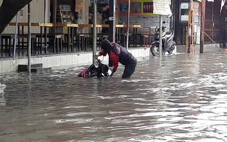 Banjir 1 Meter di Pulomas, Pria Ini Bernasib Malang - JPNN.com