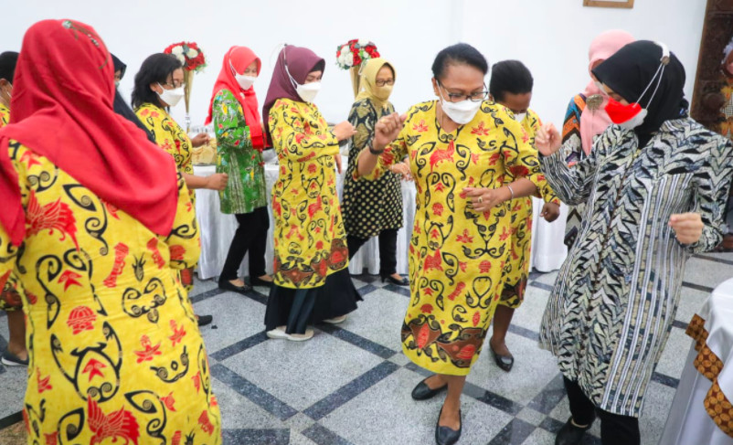 Lihat Keseruan Mama-Mama Papua Menari bersama Istri Ganjar Pranowo - JPNN.com