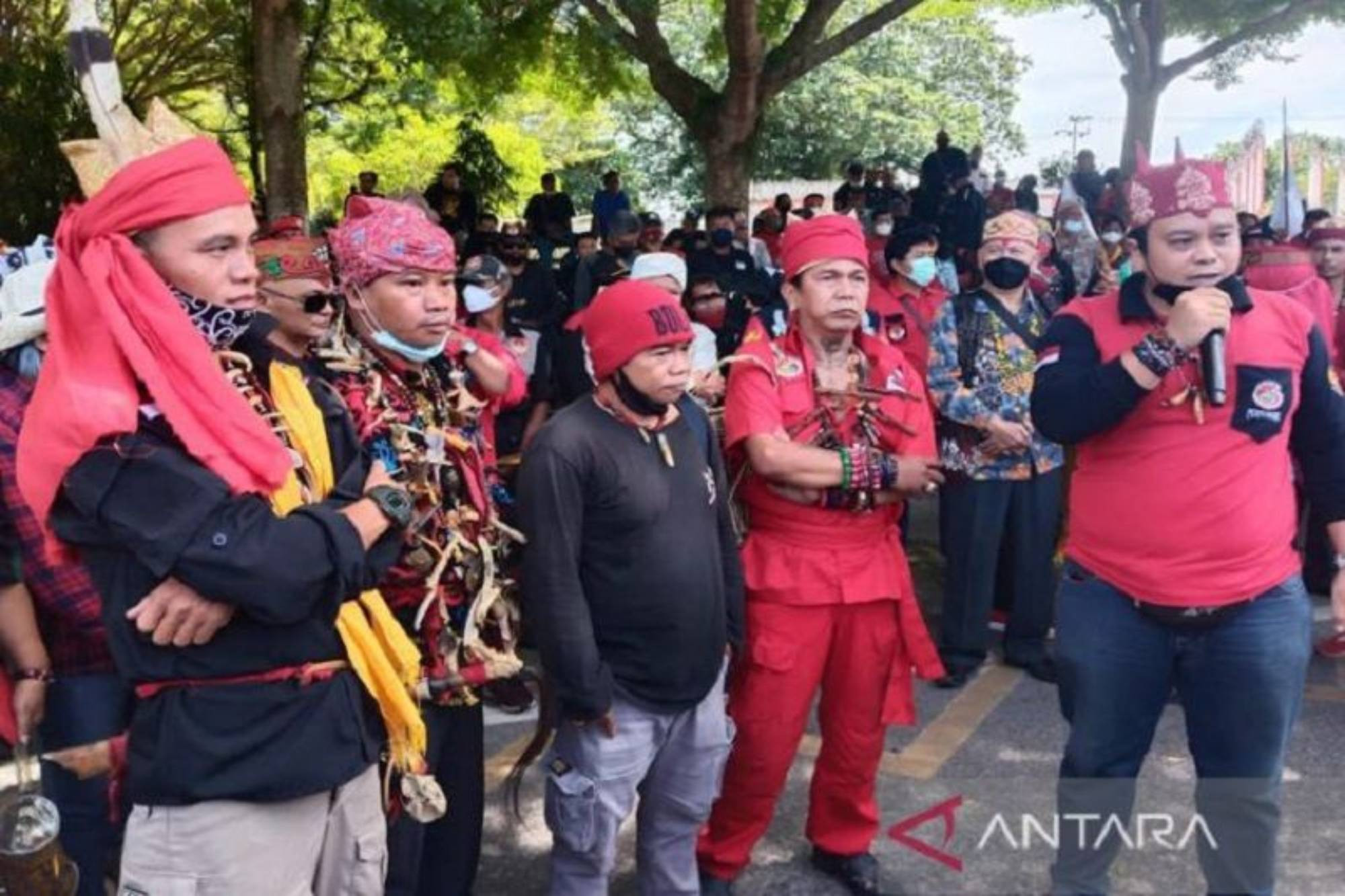 Organisasi yang mengatasnamakan Koalisi Masyarakat Adat, Dayak dan Kebangsaan Provinsi Kalimantan Tengah melakukan aksi di depan kantor DPRD Provinsi Kalteng Jalan S Parman, Senin (24/1/2022). (ANTARA/Adi Wibowo)