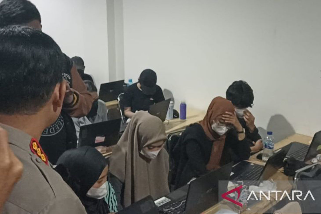 99 Karyawan Pinjol Ilegal di Pantai Indah Kapuk Ditangkap Polisi - JPNN.com