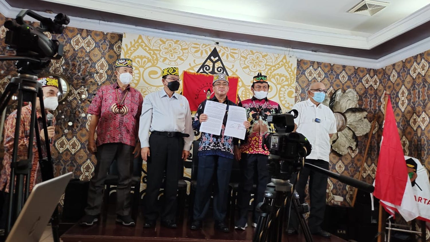 Majelis Adat Dayak Nasional Desak Polri Segera Tangkap Edy Mulyadi Cs - JPNN.com