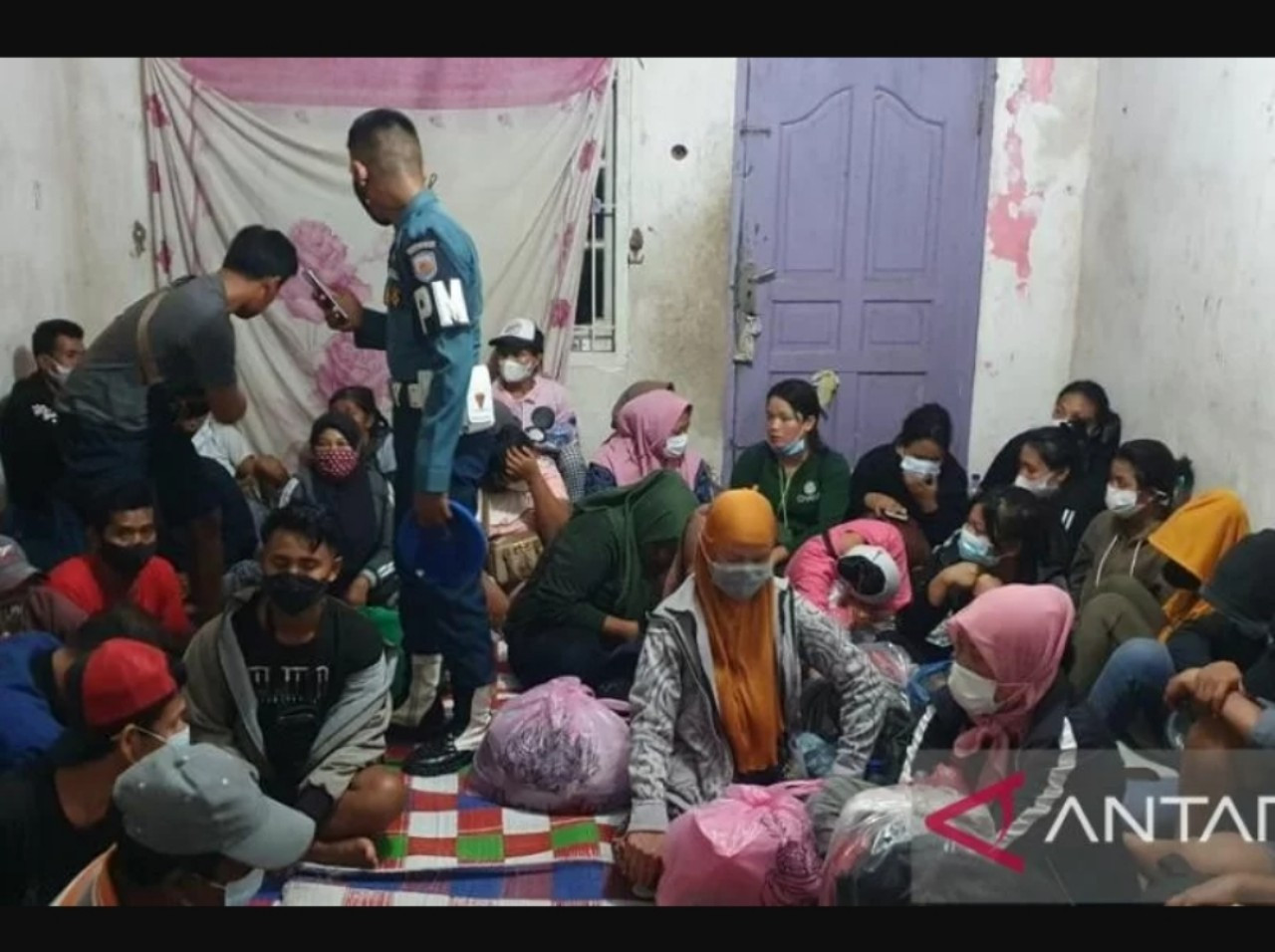 TNI AL mendata pekerja migran Indonesia (PMI) ilegal di Tanjung Balai, Sumatera Utara, Senin (28/2). Foto: ANTARA/HO-Koarmada I