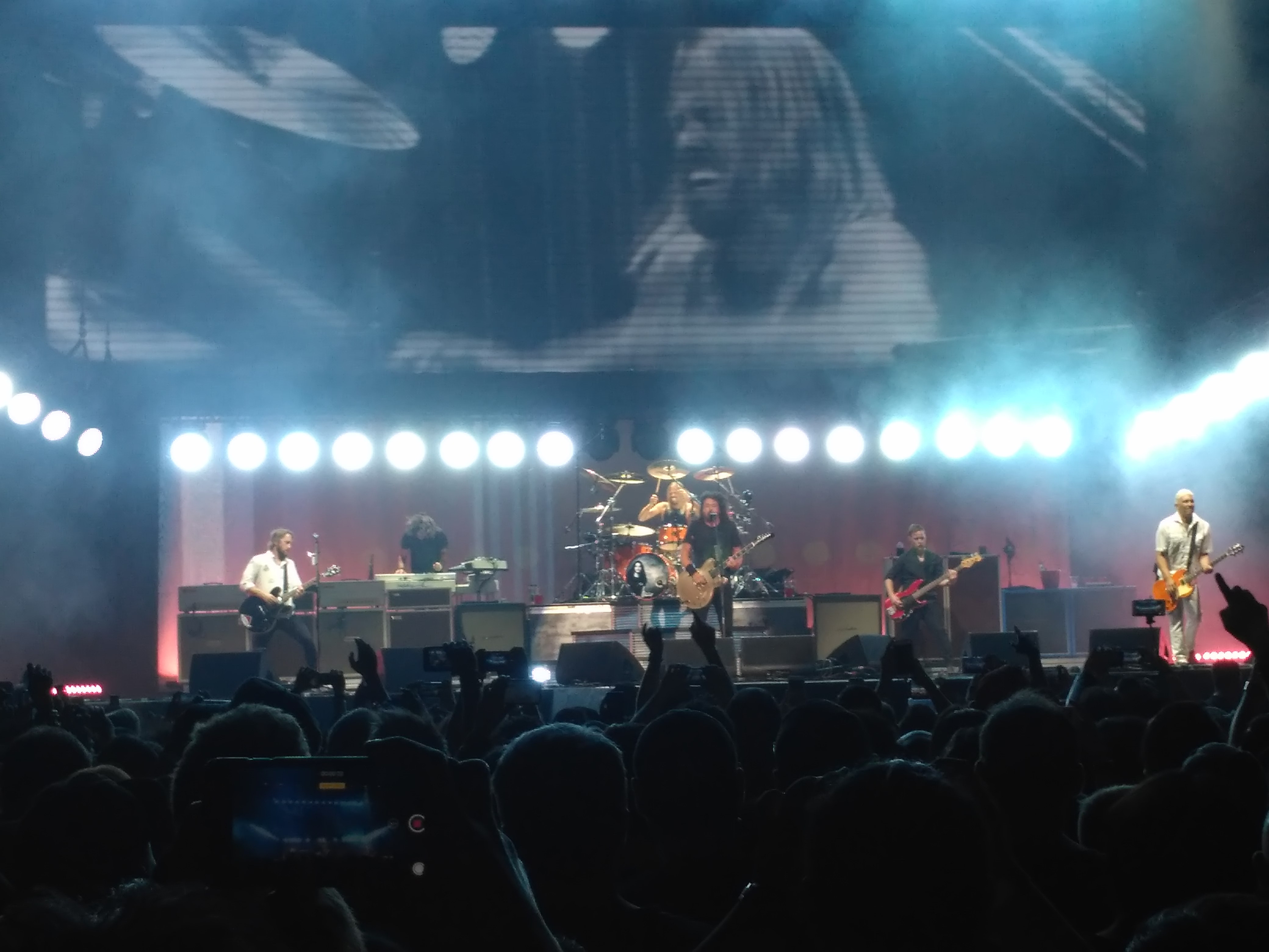 Taylor Hawkins (drummer) bersama Foo Fighters saat konser di Bangkok, Thailand pada 24 Agustus 2017. Foto: Dedi Yondra/JPNN.com