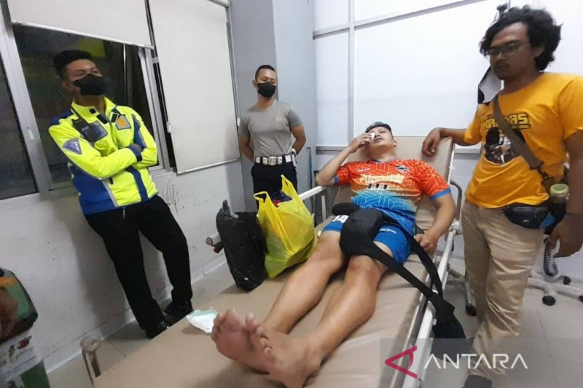 Seorang wartawan korban pemukulan oknum polisi menjalani perawatan medis di Rumah Sakit Umum Daerah Sumedang, Jawa Barat, Selasa (29/3/2022). (ANTARA/HO-Pokja Polres Sumedang)