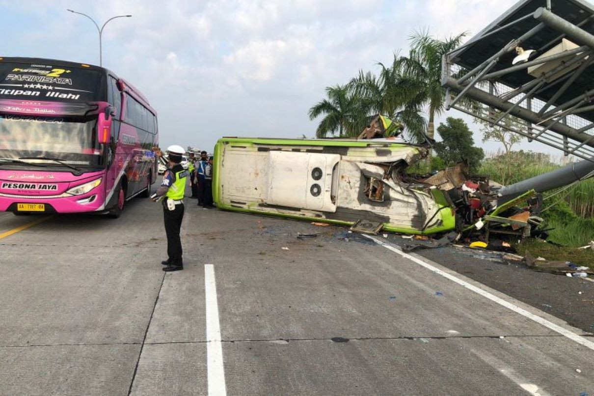 Kecelakaan maut menimpa bus di Km 712+400 Jalur A Tol Surabaya-Mojokerto, Senin pagi, pukul 06.15 WIB. Foto: Antara