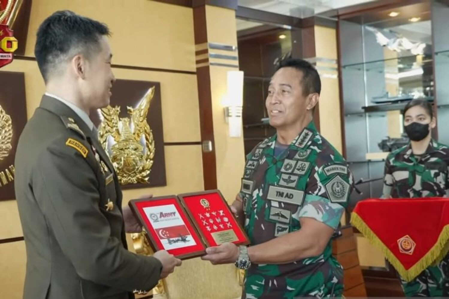 Panglima TNI Jenderal Andika Perkasa menerima kunjungan kerja Kepala Staf Angkatan Darat Singapura Brigjen David Neo. Foto: Antara