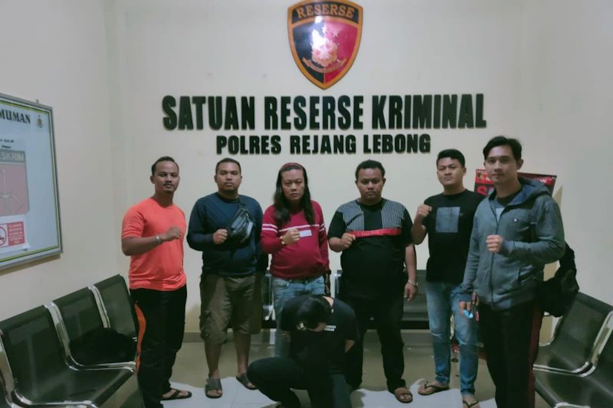 Pelaku saat ditangkap oleh tim Opsnal Reskrim Polres Bengkulu dan Polres Rejang Lebong. ANTARA/HO/Polres Bengkulu.