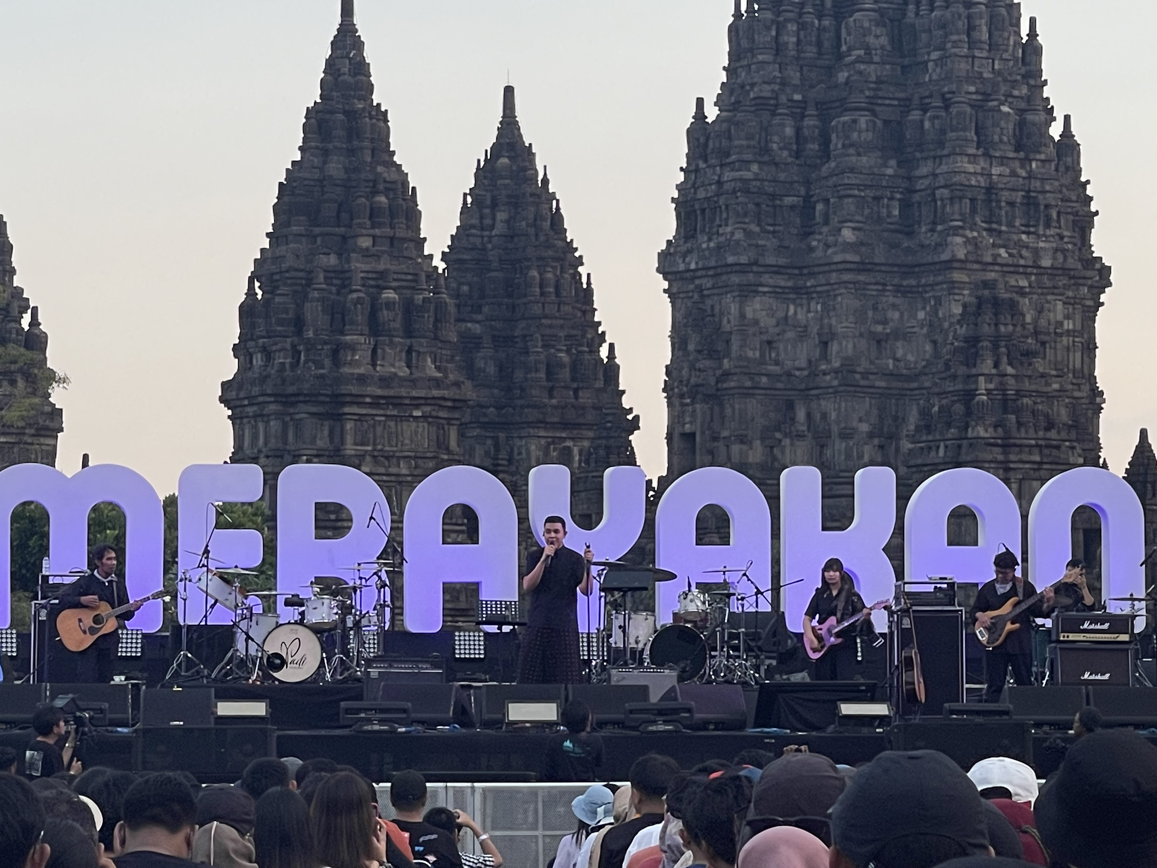 Tulus saat tampil dalam Prambanan Jazz Festival 2022 di kawasan Candi Prambanan, Yogyakarta pada Sabtu (2/7). Foto: Dedi Yondra/JPNN.com