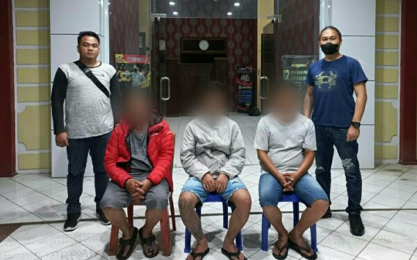 Berawal dari Pesta Meras, Tiga Pria Ini Berakhir di Kantor Polisi - JPNN.com