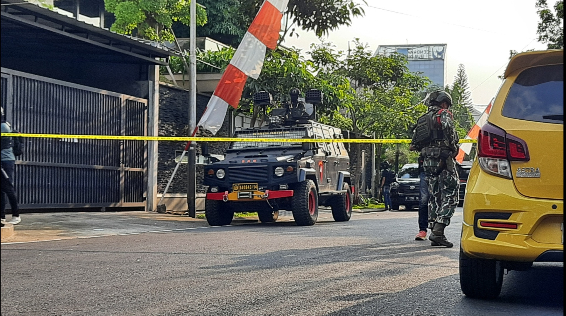 Brimob Bersenjata Lengkap Tiba di Rumah Pribadi dan Rumah Dinas Ferdy Sambo, Rantis Berjaga - JPNN.com