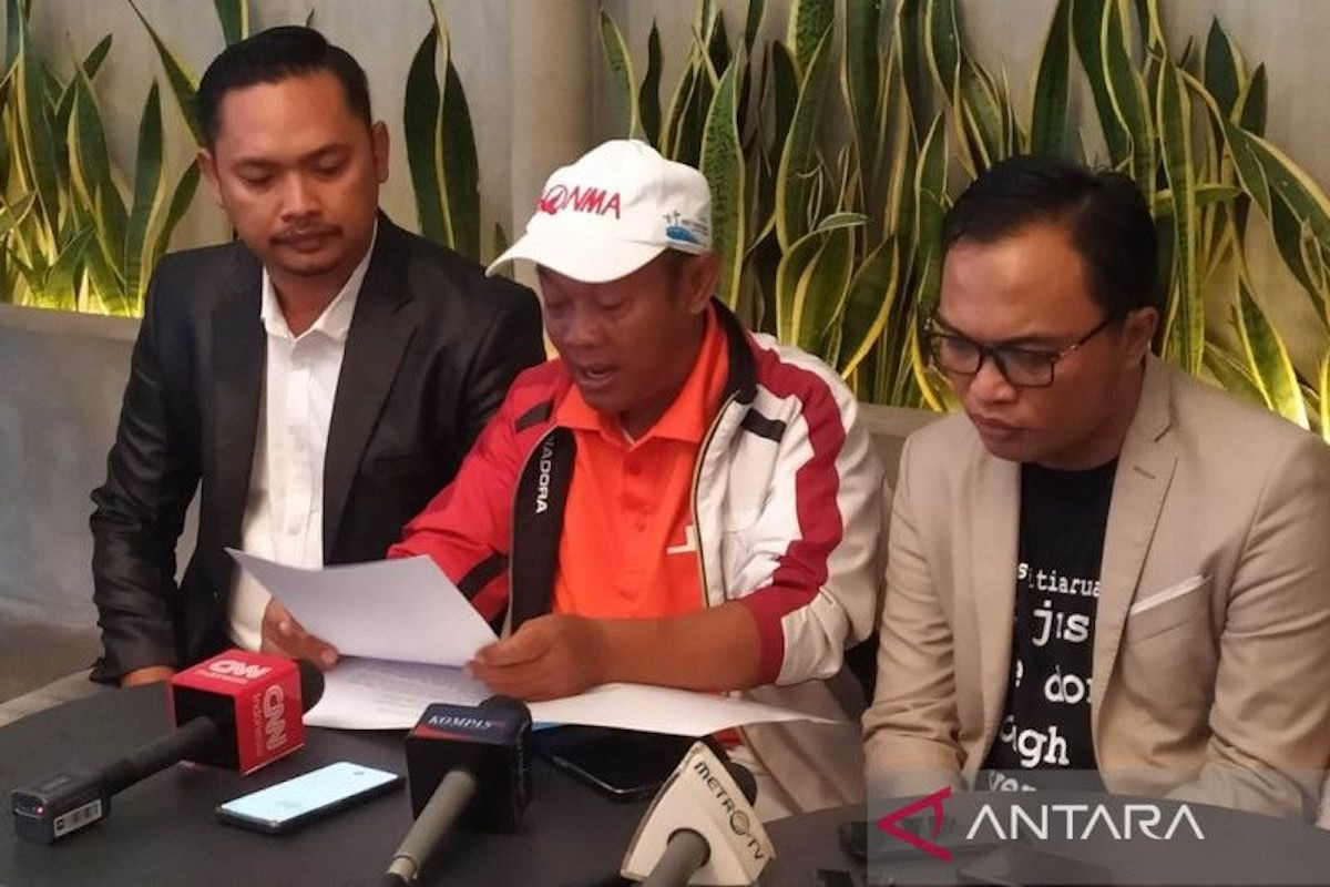 Yosef Hidayah (tengah), keluarga korban pembunuhan ibu dan anak di Subang pada 2021 menyampaikan surat terbuka kepada Presiden Joko Widodo di Kota Bandung, Jawa Barat, Jumat (12/8/2022). (ANTARA/Bagus Ahmad Rizaldi)