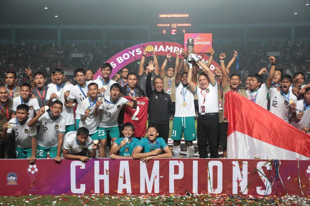 Penjelasan Menpora Amali Soal Ikut Angkat Trofi Juara Piala AFF U-16 2022 - JPNN.com
