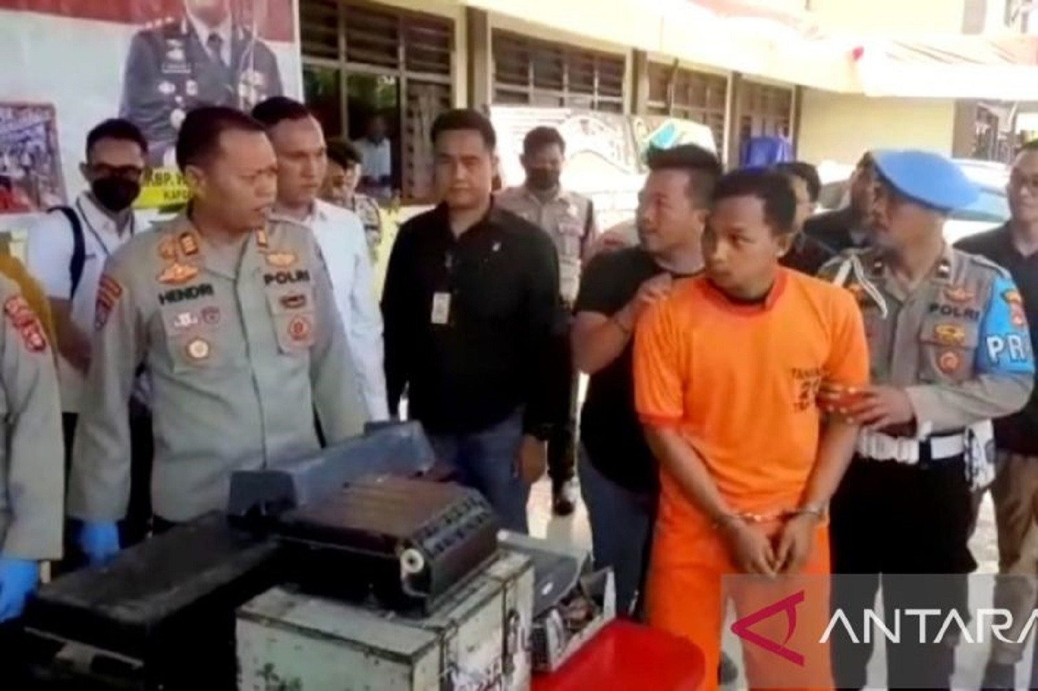 Seorang oknum polisi pelaku pencurian mesin ATM bank BRI di Kota Lubuk Linggau, Sumatera Selatan dihadirkan dalam ungkap kasus di Markas Polres Lubuk Linggau, Senin (15/8/2022) (ANTARA/M Riezko Bima Elko P/HO-Polres Lubuk Linggau)